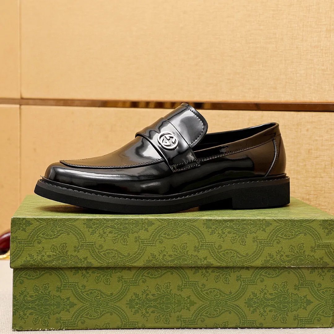 Men's shoes 💰560 💐 Product trademark: GUCCI "Gucci" casual leather shoes Regular size: 38-44 (45🉑️customized) Product materials: Selected imported first-layer open-edge beaded calfskin upper + classic hardware buckle, imported water-dyed cowhide leather lining. Strong three-dimensional visual effect, rubber outsole Color: 2⃣️colors available